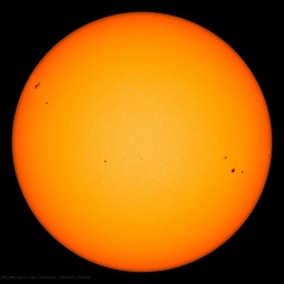 Snímek ukazuje aktuální pohled na sluneční skvrny ve fotosféře
